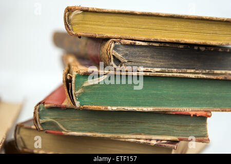 Alte Bücher über weißem Hintergrund Stockfoto