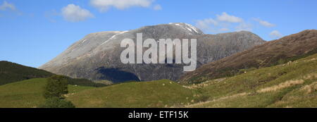 Ben Nevis, der höchste Berg in Großbritannien, betrachtet von Blarmacfoldach. Stockfoto