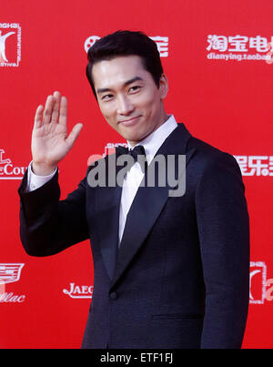 (150613)--SHANGHAI, 13. Juni 2015 (Xinhua)--südkoreanischer Schauspieler Song Seung-Heon geht den roten Teppich bei der 18. internationalen Filmfestival Shanghai in Shanghai, Ost-China, 13. Juni 2015. Die 9-Tages-Festival startete am Samstag. (Xinhua/Ding Ting) (mp) Stockfoto