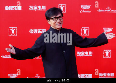 (150613)--SHANGHAI, 13. Juni 2015 (Xinhua)--Schauspieler Jackie Chan geht den roten Teppich bei der 18. internationalen Filmfestival Shanghai in Shanghai, Ost-China, 13. Juni 2015. Die 9-Tages-Festival startete am Samstag. (Xinhua/Ding Ting) (mp) Stockfoto