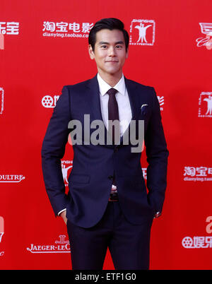 (150613)--SHANGHAI, 13. Juni 2015 (Xinhua)--Schauspieler Eddie Peng geht den roten Teppich bei der 18. internationalen Filmfestival Shanghai in Shanghai, Ost-China, 13. Juni 2015. Die 9-Tages-Festival startete am Samstag. (Xinhua/Ding Ting) (mp) Stockfoto