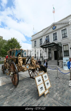 Dublin, Irland. 13. Juni 2015. Bild von der Oberbürgermeister Pferdekutsche auf dem Display außerhalb der Mansion House in Dublin Stadtzentrum als Teil der Feierlichkeiten zum 300. Jahrestag des Herrenhauses als Residenz des Oberbürgermeisters. Bildnachweis: Brendan Donnelly/Alamy Live-Nachrichten Stockfoto