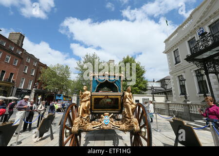 Dublin, Irland. 13. Juni 2015. Bild von der Oberbürgermeister Pferdekutsche auf dem Display außerhalb der Mansion House in Dublin Stadtzentrum als Teil der Feierlichkeiten zum 300. Jahrestag des Herrenhauses als Residenz des Oberbürgermeisters. Bildnachweis: Brendan Donnelly/Alamy Live-Nachrichten Stockfoto