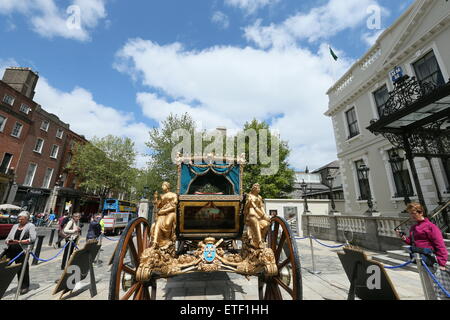 Dublin, Irland. 13. Juni 2015. Bild von der Oberbürgermeister Pferdekutsche auf dem Display außerhalb der Mansion House in Dublin Stadtzentrum als Teil der Feierlichkeiten zum 300. Jahrestag des Herrenhauses als Residenz des Oberbürgermeisters. Bildnachweis: Brendan Donnelly/Alamy Live-Nachrichten Stockfoto