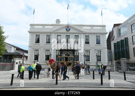 Dublin, Irland. 13. Juni 2015. Bild von der Oberbürgermeister Pferdekutsche auf dem Display außerhalb der Mansion House in Dublin Stadtzentrum als Teil der Feierlichkeiten zum 300. Jahrestag des Herrenhauses als Residenz des Oberbürgermeisters. Bildnachweis: Brendan Donnelly/Alamy Live-Nachrichten Stockfoto