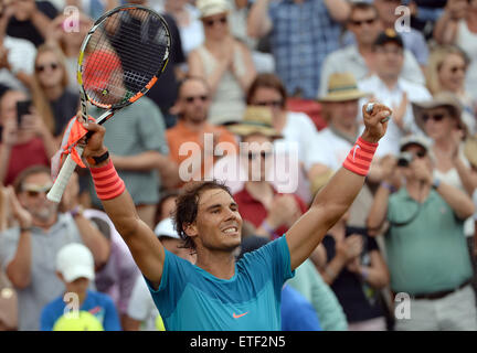 Stuttgart, Deutschland. 13. Juni 2015. Rafael Nadal aus Spanien feiert nach seinem Sieg im Halbfinale des ATP-Tennis-Turnier gegen Monfils Frankreichs in Stuttgart, Deutschland, 13. Juni 2015. Foto: MARIJAN MURAT/DPA/Alamy Live-Nachrichten Stockfoto