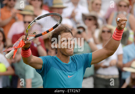 Stuttgart, Deutschland. 13. Juni 2015. Rafael Nadal aus Spanien feiert nach seinem Sieg im Halbfinale des ATP-Tennis-Turnier gegen Monfils Frankreichs in Stuttgart, Deutschland, 13. Juni 2015. Foto: MARIJAN MURAT/DPA/Alamy Live-Nachrichten Stockfoto