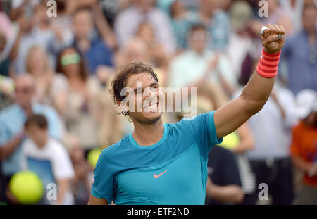 Stuttgart, Deutschland. 13. Juni 2015. Rafael Nadal aus Spanien feiert nach seinem Sieg im Halbfinale des ATP-Tennis-Turnier gegen Monfils Frankreichs in Stuttgart, Deutschland, 13. Juni 2015. Foto: MARIJAN MURAT/DPA/Alamy Live-Nachrichten Stockfoto