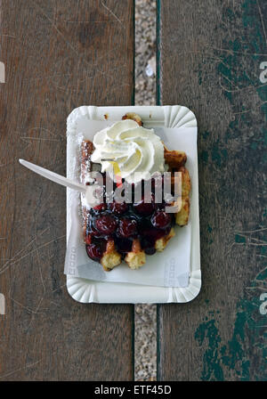 Eine Kirsche gewürzte belgische Waffel mit Sahne, fotografiert in Brügge, Belgien. Stockfoto