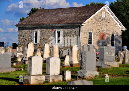 Vogel-in-Hand, Pennsylvania: eine kleine steinerne Mennonite Kirche und Friedhof * Stockfoto