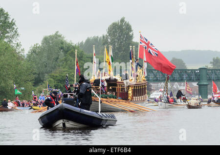 Cookham, Berkshire, UK. 13. Juni 2015. Der Königin Zeile Barge Gloriana segelt auf der Themse in Cookham, Berkshire, England, UK am 13. Juni 2015. Gloriana nimmt Teil in einem zweitägigen Flottille von Hurley, Runnymede zum 800. Jahrestag der Versiegelung der Magna Carta. Bildnachweis: Michael Winter/Alamy Live-Nachrichten Stockfoto