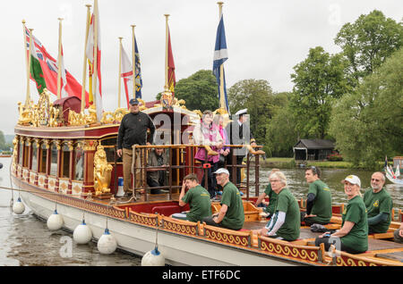 Cookham, Berkshire, UK. 13. Juni 2015. Der Königin Zeile Barge Gloriana kommt in Cookham erreichen Segelclub, Berkshire, England am 13. Juni 2015. Gloriana nimmt Teil in einem zweitägigen Flottille von Hurley, Runnymede zum 800. Jahrestag der Versiegelung der Magna Carta. Bildnachweis: Michael Winter/Alamy Live-Nachrichten Stockfoto