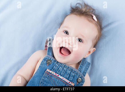 Süßeste Babymädchen spielen mit einem bunten mobile Spielzeug Stockfoto