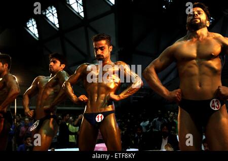 Srinagar, Kaschmir. 13. Juni 2015. Kashmiri Bodybuilder nehmen Sie Teil an einem Wettbewerb für Mr Kashmir 2015 Meisterschaft in Srinagar, der Sommerhauptstadt von Indien kontrollierten Kaschmir, 13. Juni 2015. Bildnachweis: Javed Dar/Xinhua/Alamy Live-Nachrichten Stockfoto