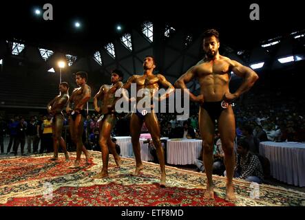 Srinagar, Kaschmir. 13. Juni 2015. Kashmiri Bodybuilder nehmen Sie Teil an einem Wettbewerb für Mr Kashmir 2015 Meisterschaft in Srinagar, der Sommerhauptstadt von Indien kontrollierten Kaschmir, 13. Juni 2015. Bildnachweis: Javed Dar/Xinhua/Alamy Live-Nachrichten Stockfoto