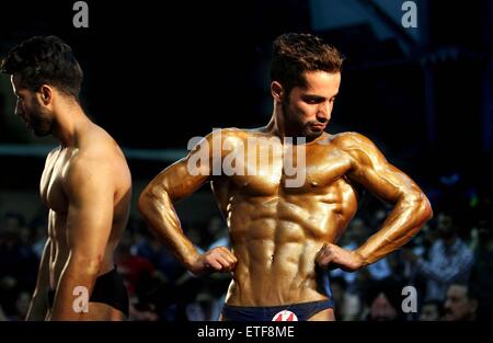 Srinagar, Kaschmir. 13. Juni 2015. Kashmiri Bodybuilder nehmen Sie Teil an einem Wettbewerb für Mr Kashmir 2015 Meisterschaft in Srinagar, der Sommerhauptstadt von Indien kontrollierten Kaschmir, 13. Juni 2015. Bildnachweis: Javed Dar/Xinhua/Alamy Live-Nachrichten Stockfoto