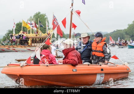 Cookham, Berkshire, UK. 13. Juni 2015. Teil eine Flottille von kleinen Booten diese eingeschlossen von Cookham erreichen Segelclub. Sie begleiten der Königin Zeile Barge Gloriana auf der Themse in Cookham, Berkshire, England, Vereinigtes Königreich auf 13. Juni 2015. Sie nehmen Teil an einem zweitägigen Flottille von Hurley, Runnymede zum 800. Jahrestag der Versiegelung der Magna Carta-Kredit: Michael Winter/Alamy Live News Stockfoto