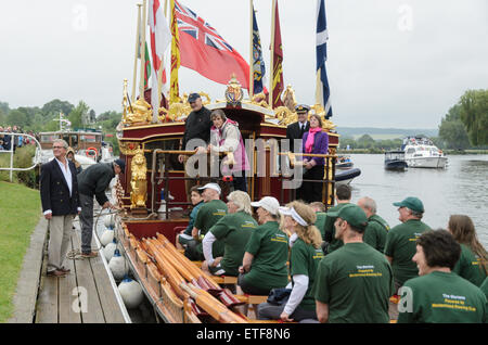 Cookham, Berkshire, UK. 13. Juni 2015. Der Königin Zeile Barge Gloriana kommt in Cookham erreichen Segelclub, Berkshire, England am 13. Juni 2015. Gloriana nimmt Teil in einem zweitägigen Flottille von Hurley, Runnymede zum 800. Jahrestag der Versiegelung der Magna Carta. Bildnachweis: Michael Winter/Alamy Live-Nachrichten Stockfoto