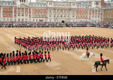 Horse Guards Parade, London, UK. 13. Juni 2015. Langsam Zeit von der Foot Guards vorbei marschieren. HRH The Queen nimmt den Gruß und inspiziert die Parade am Trooping der Farbe, die Queen Geburtstag Parade. Die Farbe dieses Jahr marschierten ist das 1. Bataillon Welsh Guards als Anerkennung für 2015 als den 100. Jahrestag ihrer Gründung. Dieses große, bunte jährliche Militärparade im Zentrum von London enthält Fuß und Pferd Wachen aus der Abteilung Haushalt und mit mehr als 1.400 Offiziere und Soldaten, 400 Musiker und mehrere hundert Pferde. Bildnachweis: Malcolm Park Leitartikel/Alamy Live-Nachrichten Stockfoto