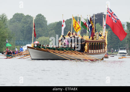 Cookham, Berkshire, UK. 13. Juni 2015. Der Königin Zeile Barge Gloriana segelt auf der Themse gegenüber Cookham, Berkshire, England, UK am 13. Juni 2015. Gloriana nimmt Teil in einem zweitägigen Flottille von Hurley, Runnymede zum 800. Jahrestag der Versiegelung der Magna Carta. Bildnachweis: Michael Winter/Alamy Live-Nachrichten Stockfoto