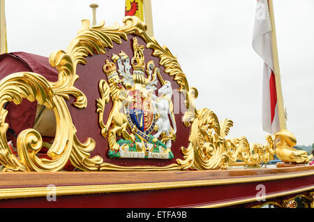 Cookham, Berkshire, UK. 13. Juni 2015. Der Königin Zeile Barge Gloriana vertäut an der Themse in Cookham, Berkshire, England, UK am 13. Juni 2015. Gloriana nimmt Teil in einem zweitägigen Flottille von Hurley, Runnymede zum 800. Jahrestag der Versiegelung der Magna Carta. Bildnachweis: Michael Winter/Alamy Live-Nachrichten Stockfoto