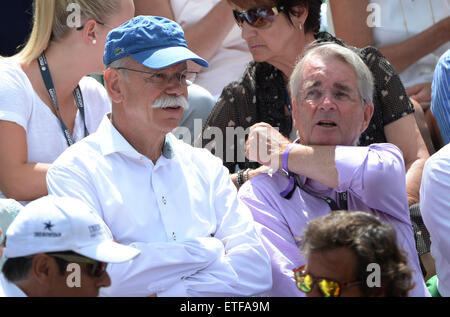 Stuttgart, Deutschland. 13. Juni 2015. Der Vorstandsvorsitzende der Daimler AG, Dieter Zetsche (L), auf der Tribüne auf das Halbfinale des ATP-Tennis-Turnier zwischen Rafael Nadal aus Spanien und Gael Monfils Frankreichs in Stuttgart, Deutschland, 13. Juni 2015. Foto: MARIJAN MURAT/DPA/Alamy Live-Nachrichten Stockfoto