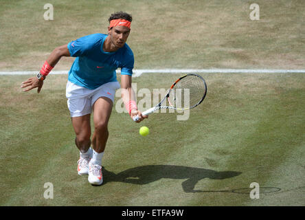 Stuttgart, Deutschland. 13. Juni 2015. Rafael Nadal aus Spanien spielt eine Vorhand in das Halbfinale des ATP-Tennis-Turnier gegen Monfils Frankreichs in Stuttgart, Deutschland, 13. Juni 2015. Foto: MARIJAN MURAT/DPA/Alamy Live-Nachrichten Stockfoto