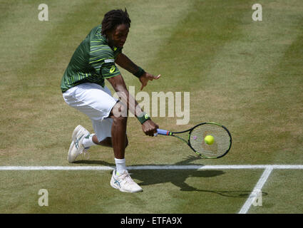 Stuttgart, Deutschland. 13. Juni 2015. Gael Monfils Frankreichs spielt eine Rückhand im Halbfinale des ATP-Tennis-Turnier gegen Rafael Nadal aus Spanien in Stuttgart, Deutschland, 13. Juni 2015. Foto: MARIJAN MURAT/DPA/Alamy Live-Nachrichten Stockfoto