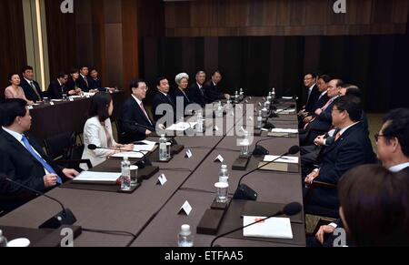 Seoul, Südkorea. 13. Juni 2015. Zhang Dejiang (3. L, vorn), Vorsitzender der ständigen Ausschuss von Chinas nationale Menschen des Kongresses, trifft sich mit den Köpfen einiger Südkorea und China Freundschaft Gruppen, in Seoul, Südkorea, 13. Juni 2015. © Li Tao/Xinhua/Alamy Live-Nachrichten Stockfoto