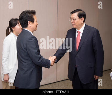 Seoul, Südkorea. 13. Juni 2015. Zhang Dejiang (R), Vorsitzender des ständigen Ausschusses China des nationalen Volkskongresses, trifft mit Nam Kyung-Pil (C), Gouverneur der Provinz Gyeonggi, in Seoul, Südkorea, 13. Juni 2015. © Xie Huanchi/Xinhua/Alamy Live-Nachrichten Stockfoto