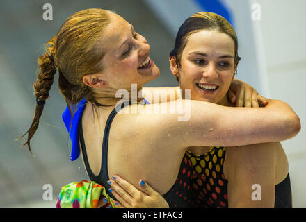 Rostock, Deutschland. 13. Juni 2015. Deutsche Taucher Tina Punzel (L) und Nora Subschinski (R) feiern nach ihren letzten Tauchgang in die Frauen 3-Meter-Finale der Tauchen Europameisterschaften in der Neptunschwimmhalle in Rostock, Deutschland, 13. Juni 2015 synchronisiert. Sie wurde Zweiter. Foto: JENS Büttner/DPA/Alamy Live-Nachrichten Stockfoto