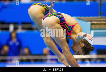 Rostock, Deutschland. 13. Juni 2015. Russische Taucher Nadeschda Baschina und Kristina Ilinich der Frauen 3-Meter synchronisiert endgültige Tauchen em an der Neptunschwimmhalle in Rostock, Deutschland, 13. Juni 2015. Sie wurde Dritte. Foto: JENS Büttner/DPA/Alamy Live-Nachrichten Stockfoto