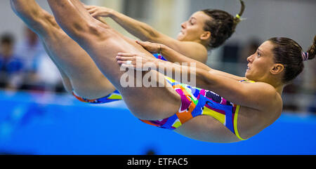 Rostock, Deutschland. 13. Juni 2015. Italienische Taucher Tania Cognotto (hinten) und Francesca Dallape (vorne) in der Frauen 3-Meter synchronisiert endgültige Tauchen em an der Neptunschwimmhalle in Rostock, Deutschland, 13. Juni 2015. Der Italiener gewann ihre 7. EM-Titel in Folge. Foto: JENS Büttner/DPA/Alamy Live-Nachrichten Stockfoto