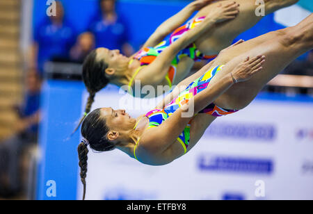 Rostock, Deutschland. 13. Juni 2015. Italienische Taucher Tania Cognotto (hinten) und Francesca Dallape (vorne) in der Frauen 3-Meter synchronisiert endgültige Tauchen em an der Neptunschwimmhalle in Rostock, Deutschland, 13. Juni 2015. Der Italiener gewann ihre 7. EM-Titel in Folge. Foto: JENS Büttner/DPA/Alamy Live-Nachrichten Stockfoto