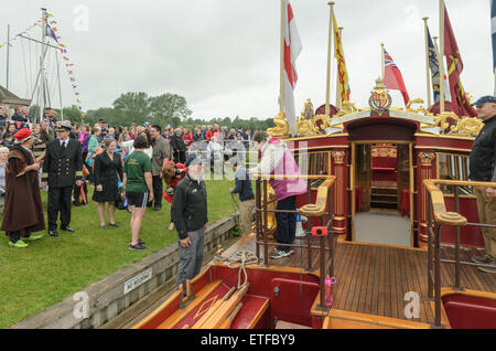 Cookham, Berkshire, UK. 13. Juni 2015. Der Königin Zeile Barge Gloriana ist von den Massen in Cookham erreichen Segelclub, Cookham, Berkshire, UK am 13. Juni 2015 erfüllt. Gloriana nimmt Teil in einem zweitägigen Flottille von Hurley, Runnymede zum 800. Jahrestag der Versiegelung der Magna Carta. Bildnachweis: Michael Winter/Alamy Live-Nachrichten Stockfoto