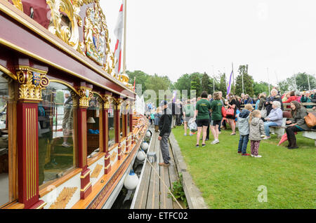 Cookham, Berkshire, UK. 13. Juni 2015. Der Königin Zeile Barge Gloriana ist von den Massen in Cookham erreichen Segelclub, Cookham, Berkshire, UK am 13. Juni 2015 erfüllt. Gloriana nimmt Teil in einem zweitägigen Flottille von Hurley, Runnymede zum 800. Jahrestag der Versiegelung der Magna Carta. Bildnachweis: Michael Winter/Alamy Live-Nachrichten Stockfoto