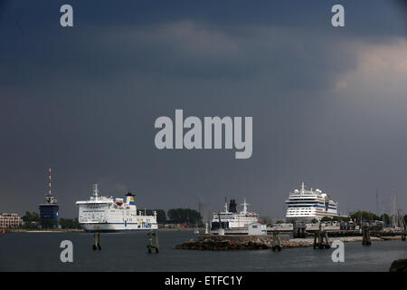 Berlin, Deutschland. 13. Juni 2015. Rostock-Warnemünde, Deutschland. 13. Juni 2015. Dunkle Wolken bei feuchter Witterung signalisieren eine Veränderung des Wetters in Rostock-Warnemünde, Deutschland, 13. Juni 2015. Foto: BERND WUESTNECK/DPA/Alamy Live News © Dpa picture-Alliance/Alamy Live News Stockfoto