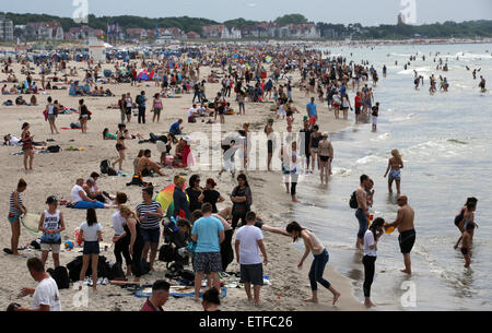 Rostock-Warnemünde, Deutschland. 13. Juni 2015. Der Strand bei Temperaturen von 30 Grad Celsius in Rostock-Warnemünde, Deutschland, 13. Juni 2015. Foto: BERND WUESTNECK/Dpa/Alamy Live News Stockfoto