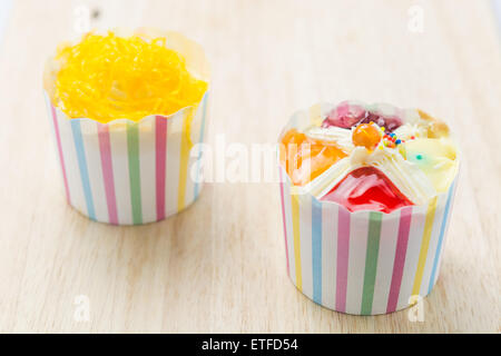 Muffins mit goldenen Fäden bestreut und Cupcake Aromen enthalten Stockfoto