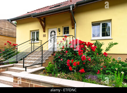 Typische elsässische Haus im kleinen Dorf, Bas-Rhin, Frankreich. Tourismus und Reisen-Konzept. Stockfoto