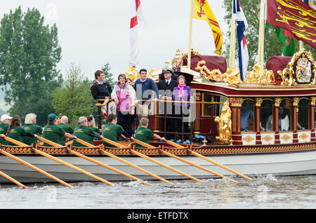 Cookham, Berkshire, UK. 13. Juni 2015. Der Königin Zeile Barge Gloriana segelt auf der Themse gegenüber Cookham, Berkshire, England, UK am 13. Juni 2015. Gloriana nimmt Teil in einem zweitägigen Flottille von Hurley, Runnymede zum 800. Jahrestag der Versiegelung der Magna Carta. Bildnachweis: Michael Winter/Alamy Live-Nachrichten Stockfoto