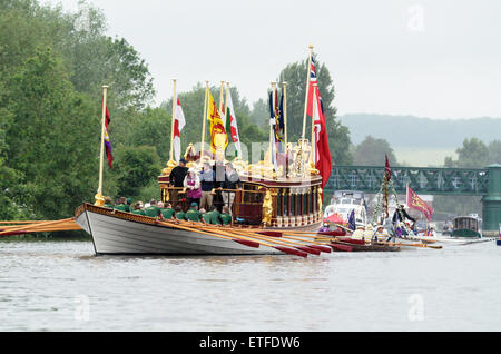 Cookham, Berkshire, UK. 13. Juni 2015. Der Königin Zeile Barge Gloriana segelt auf der Themse gegenüber Cookham, Berkshire, England, UK am 13. Juni 2015. Gloriana nimmt Teil in einem zweitägigen Flottille von Hurley, Runnymede zum 800. Jahrestag der Versiegelung der Magna Carta. Bildnachweis: Michael Winter/Alamy Live-Nachrichten Stockfoto