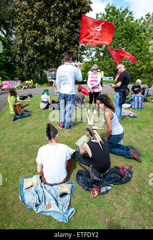 Exeter, Devon, UK. 13. Juni 2015. Das Publikum beginnen, Ankunft der Devon "Ende Sparmaßnahmen jetzt!" Rallye organisiert in Northernhay Gärten, Exeter auf June13th, 2015 in Exeter, UK Credit: Clive Chilvers/Alamy Live News Stockfoto