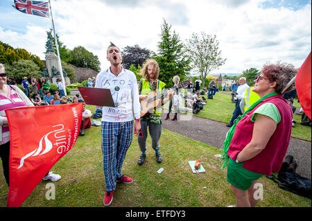 Exeter, Devon, UK. 13. Juni 2015. Spontane Gruppe singen während der Devon "Ende Sparmaßnahmen jetzt!" Rallye organisiert in Northernhay Gärten, Exeter auf June13th, 2015 in Exeter, UK Credit: Clive Chilvers/Alamy Live News Stockfoto