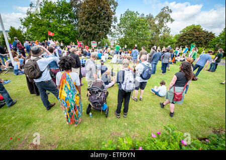 Exeter, Devon, UK. 13. Juni 2015. Die Zuschauer blicken auf während der Devon "Ende Sparmaßnahmen jetzt!" Rallye organisiert in Northernhay Gärten, Exeter auf June13th, 2015 in Exeter, UK Credit: Clive Chilvers/Alamy Live News Stockfoto