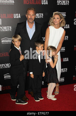 Die Weltpremiere von Disneys "McFarland mit: Christine Baumgartner, Grace Avery Costner, Lily Costner, Kevin Costner, Joe Costner Where: Hollywood, Kalifornien, Vereinigte Staaten, wann: 9. Februar 2015 Kredit: FayesVision/WENN.com Stockfoto