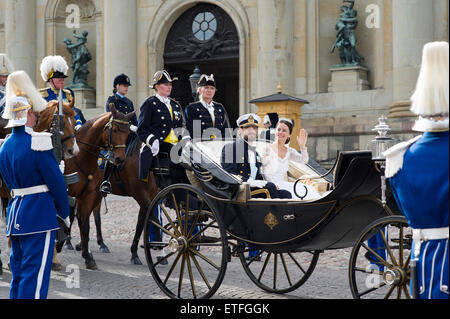 Stockholm, Schweden, 13. Juni 2015. Die Hochzeit von skh Prinz Carl Philip und Prinzessin Sofia, Schweden. SKH Prinz Carl Philip und Prinzessin Sofia verlassen die Königliche Kapelle mit der Kutsche. Der trauerzug geht durch Stockholm. Credit: barbro bergfeldt/alamy leben Nachrichten Stockfoto