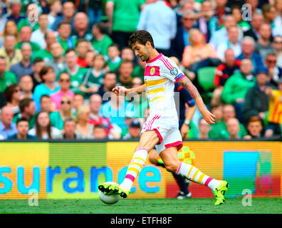 Dublin, Irland. 13. Juni 2015. Euro2016 Qualifikation. Republik von Irland und Schottland. Charlie Mulgrew (Schottland) steuert den Ball. Bildnachweis: Aktion Plus Sport/Alamy Live-Nachrichten Stockfoto