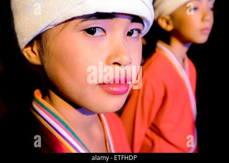 Asien. Thailand, Chiang Mai. Porträt eines kleinen Jungen HMong in traditionellen Kostümen. Stockfoto