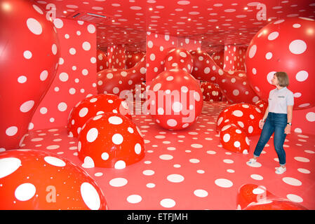 Moskau, Russland. 10. Juni 2015. Eine Frau sieht eine Installation mit dem Titel "Theorie des Infinity" durch japanische Künstlerin Yayoi Kusama in der Garage Museum für Gegenwartskunst in Moskau, 10. Juni 2015. Das größte Museum für zeitgenössische Kunst in Russland ist in sein neues Gebäude im Gorki Park eingezogen. Foto: Ulf Mauder/Dpa/Alamy Live News Stockfoto